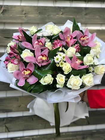 Букет цветов из: Розы и Хризантемы в Орджоникидзевском
