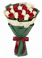 Букет Микс из красных и белых роз в Орджоникидзевском
