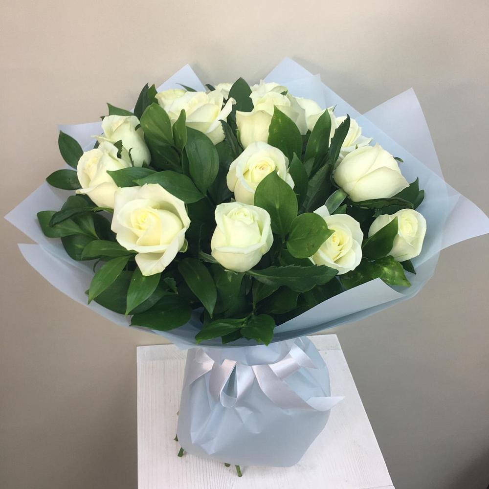 Букет 15 Белых роз Проуд в Орджоникидзевском