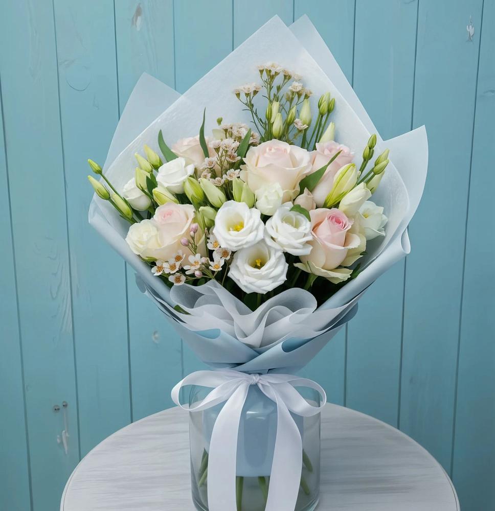 Букет цветов из: Розы и Лизиантусы в Орджоникидзевском