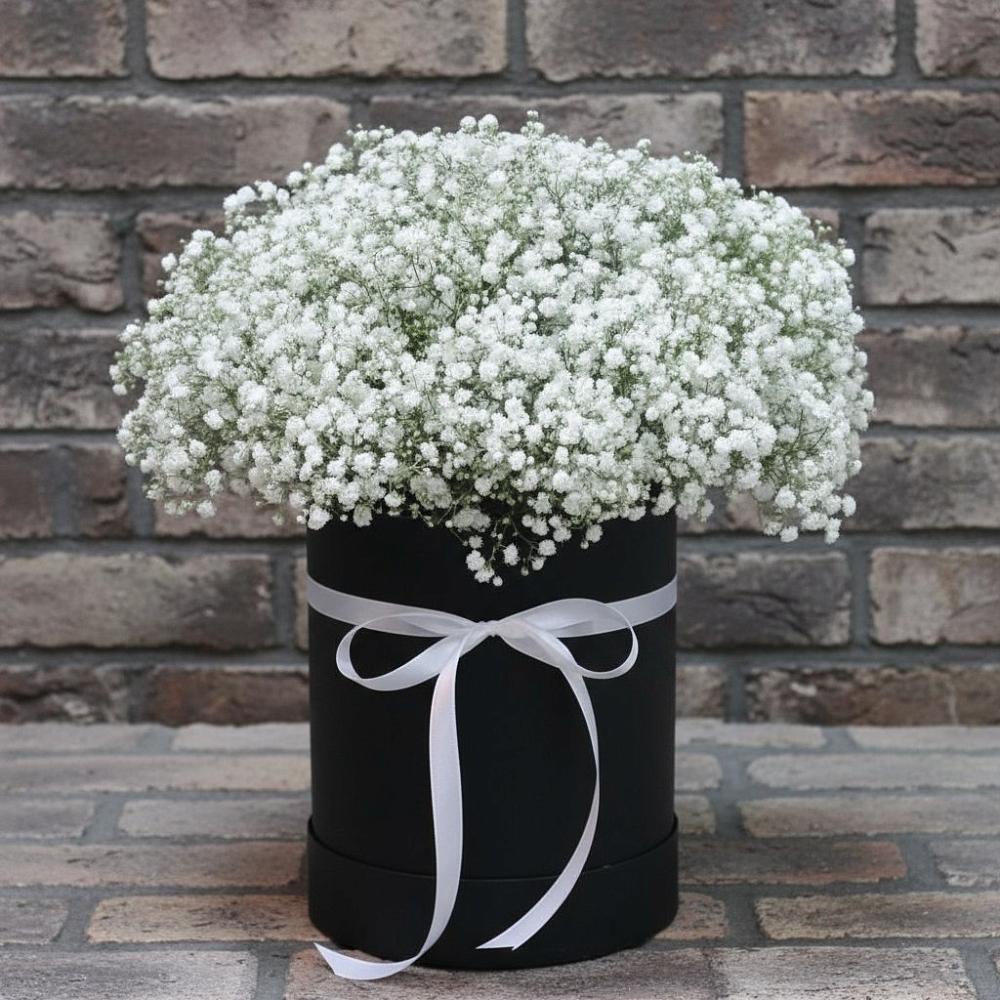 Цветочная композиция из Гипсофила в шляпной коробке в Орджоникидзевском