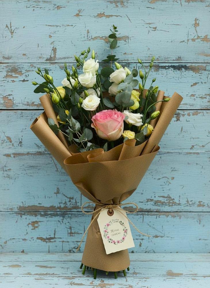 Букет цветов из: Розы и Лизиантусы в Орджоникидзевском