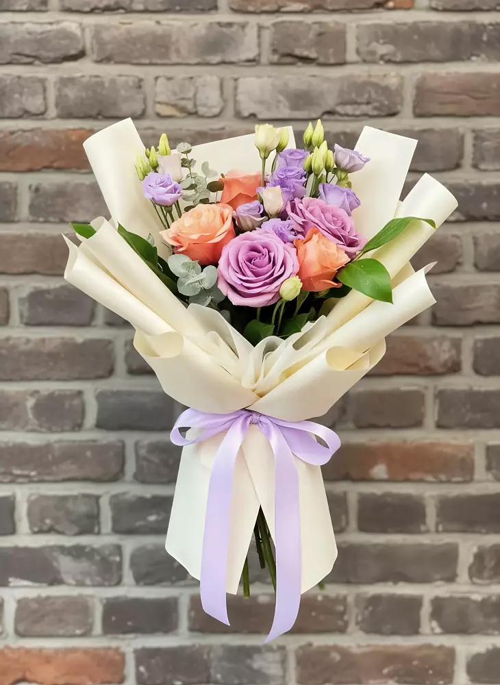 Букет цветов из: Лизиантусы и Розы в Орджоникидзевском