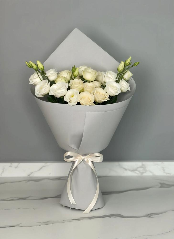 Букет цветов из: Розы и Лизиантусы в Орджоникидзевском