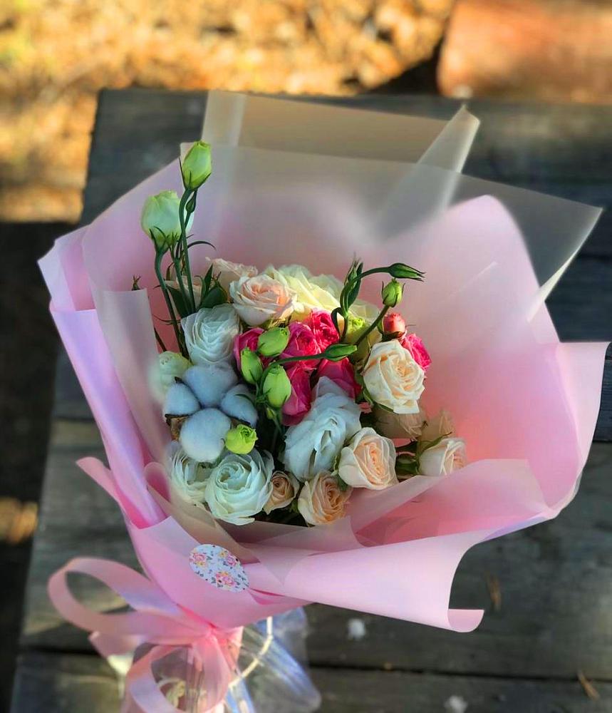 Букет цветов из: Розы и Лизиантусы в Орджоникидзевском