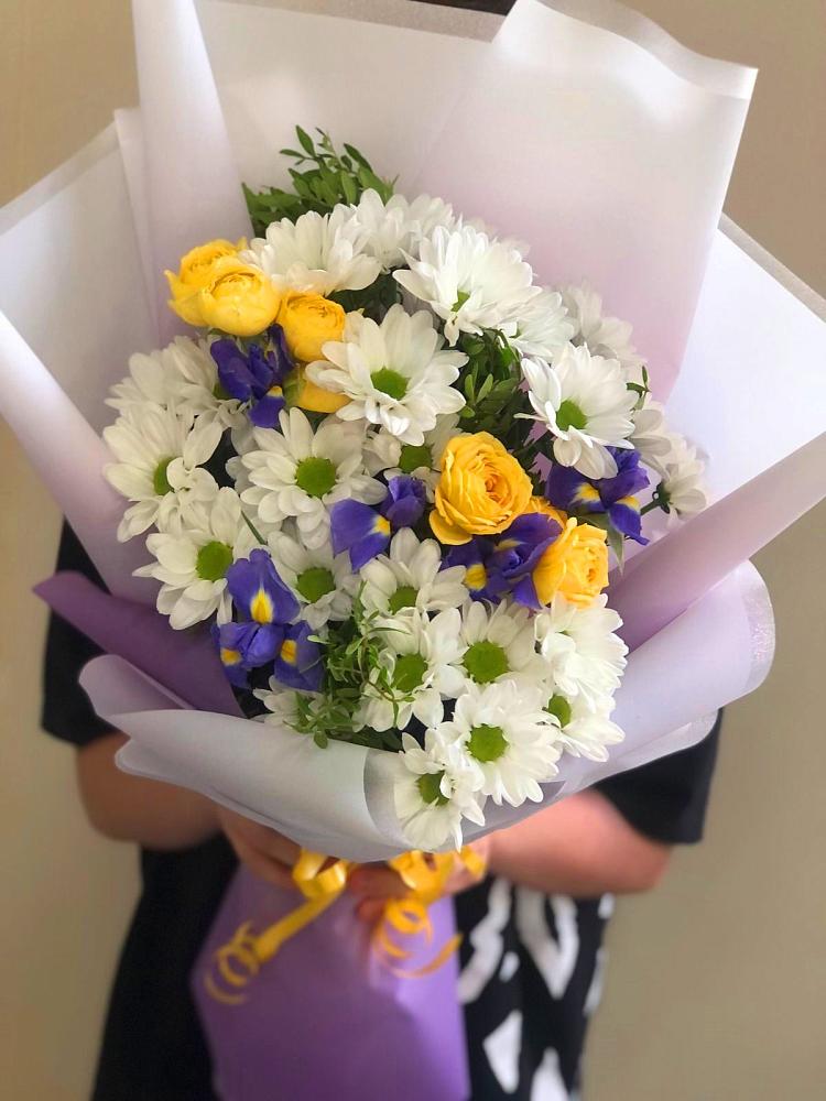 Букет цветов из: Ирисы, Хризантемы и Розы в Орджоникидзевском