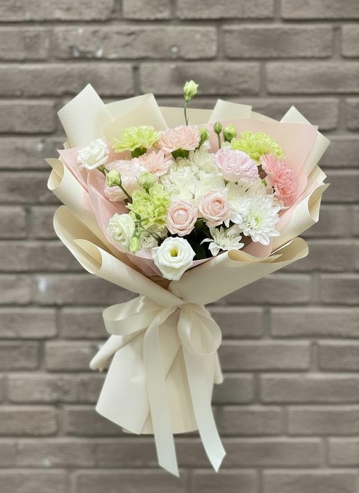 Букет цветов из: Гвоздики, Розы, Лизиантусы и Хризантемы в Орджоникидзевском