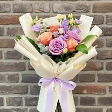 Букет цветов из:  Лизиантусы и Розы в Орджоникидзевском