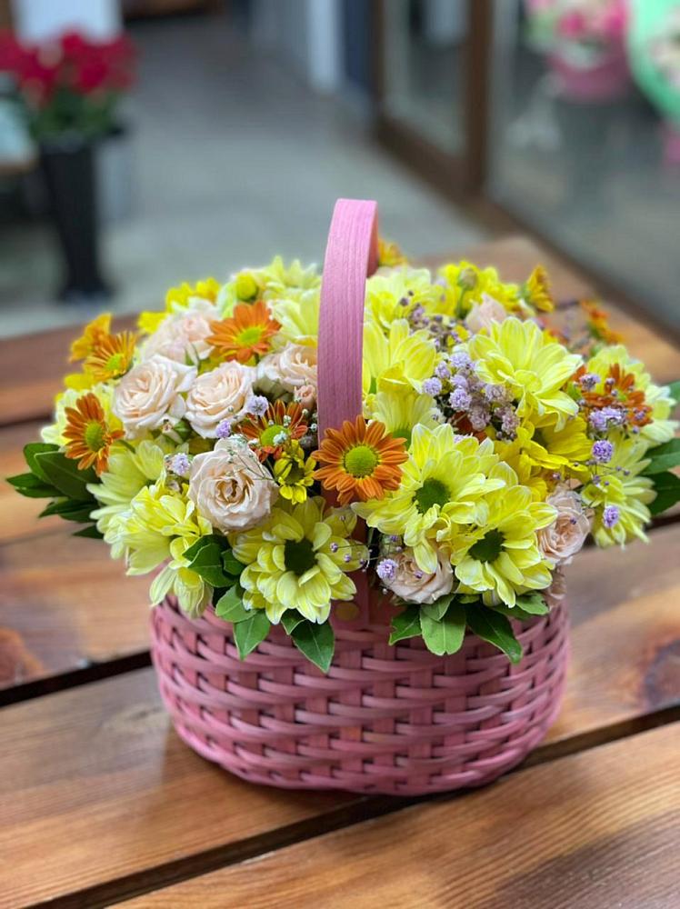 Цветочная композиция из Хризантемы и Розы в корзине в Орджоникидзевском