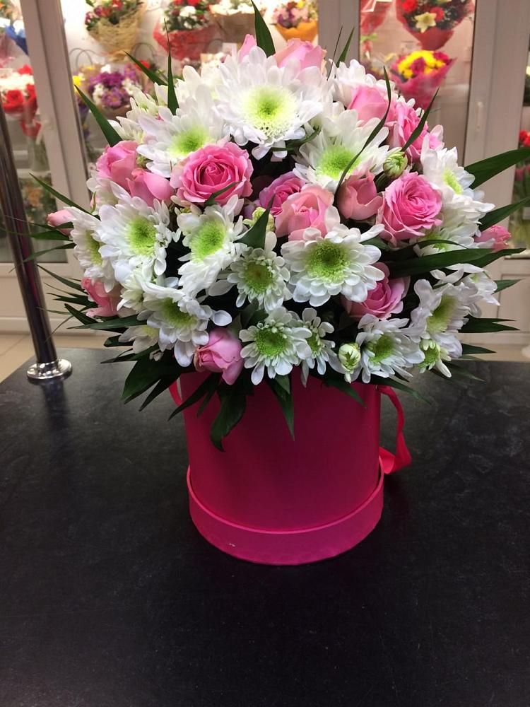 Цветочная композиция из Розы и Хризантемы в шляпной коробке в Орджоникидзевском