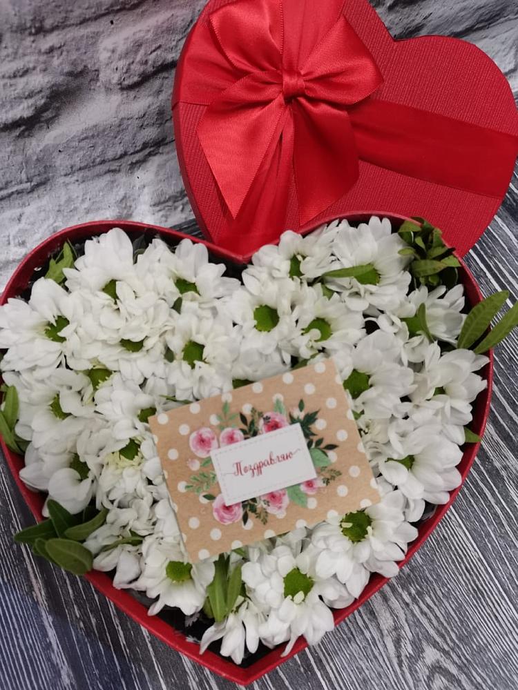 Цветочная композиция из Хризантемы в виде сердца в Орджоникидзевском