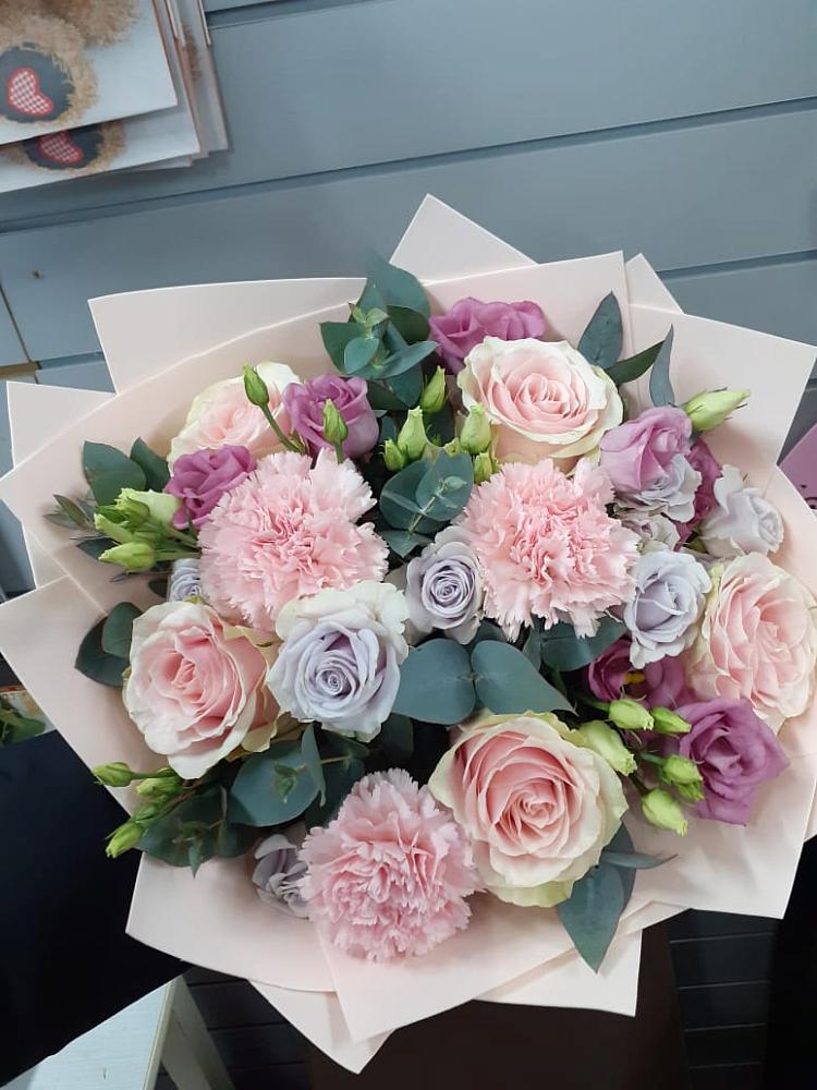 Букет цветов из: Розы, Гвоздики и Лизиантусы в Орджоникидзевском