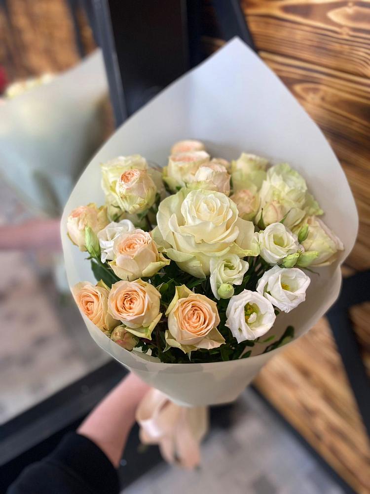 Букет цветов из: Розы и Лизиантусы в Орджоникидзевском